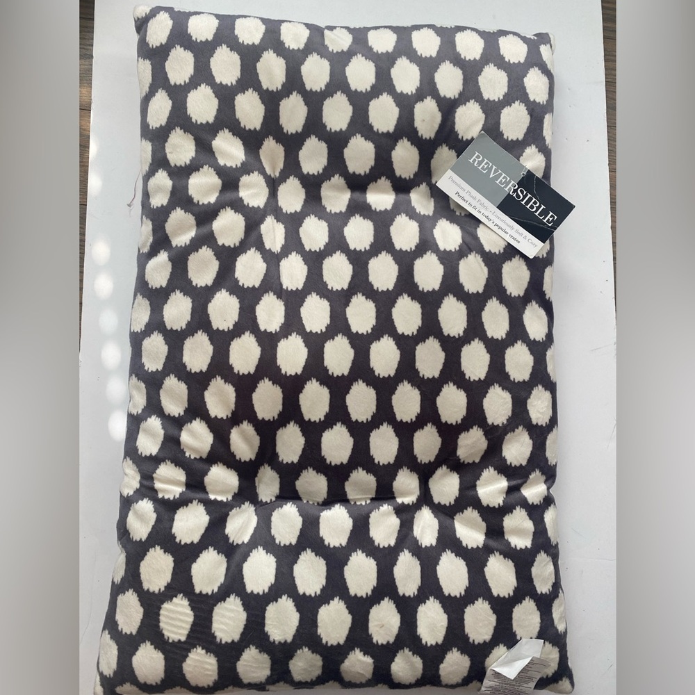 Cat bed dog crate or cushioned pet bed 17” x 29”. Gray white pattern